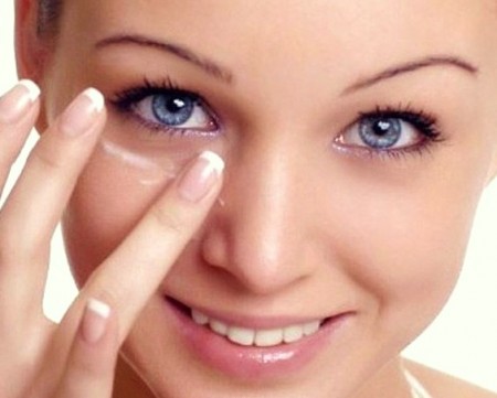 Як доглядати за шкірою навколо очей?