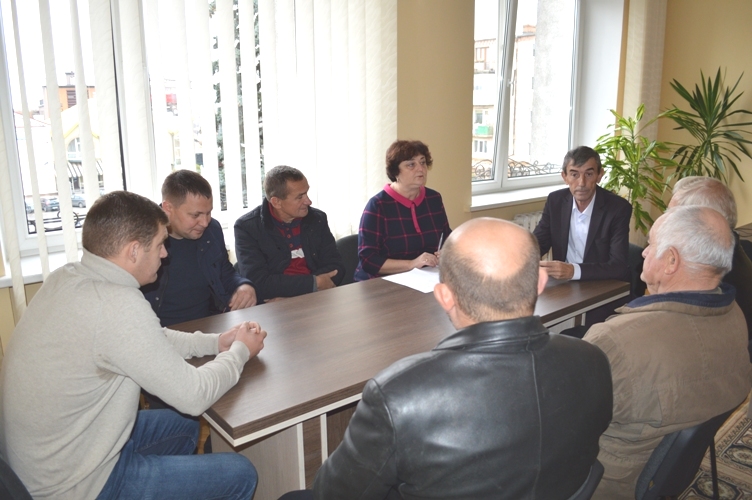 Працювала громадська комісія з житлових питань