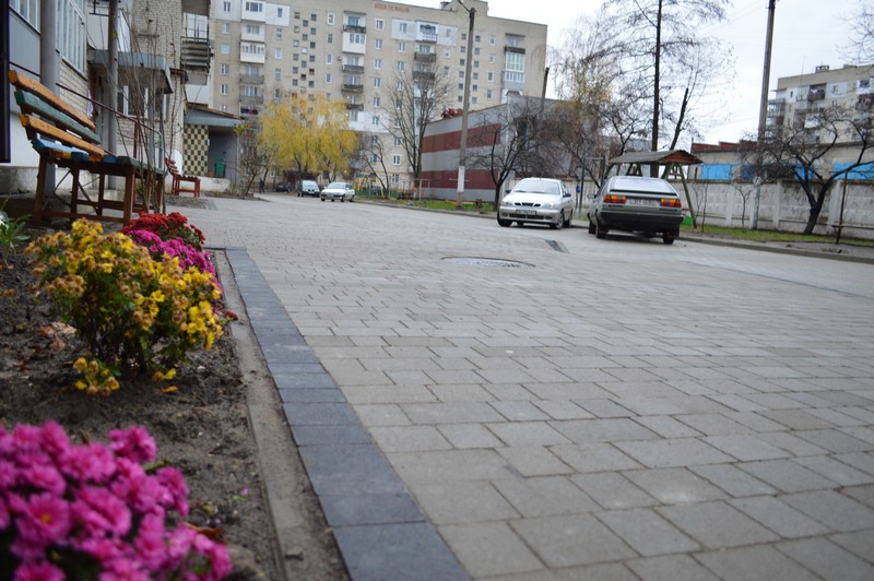 У Ковелі впорядковують прибудинкові території
