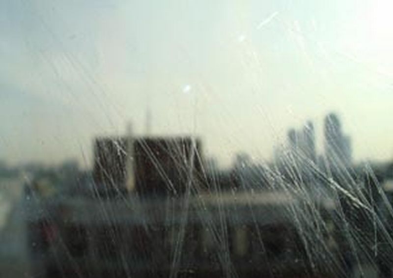 Як видалити подряпину зі скла?