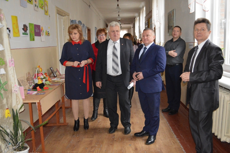 У ковельській школі презентували новий сходинковий підйомник для дітей з особливими потребами