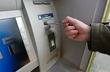 Що робити, якщо банкомат видав менше грошей?