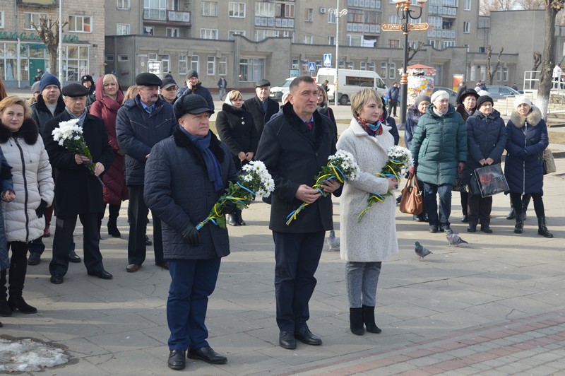 У Ковелі до підніжжя пам’ятника Лесі Українці поклали квіти