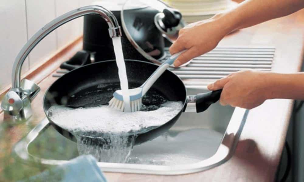 Буде, як новенька: лайфхаки, як очистити кришку сковороди від жиру