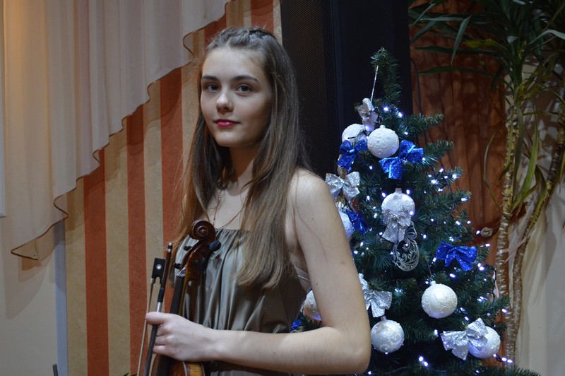 Юна ковельська скрипалька Анастасія Середа виступила з сольним концертом