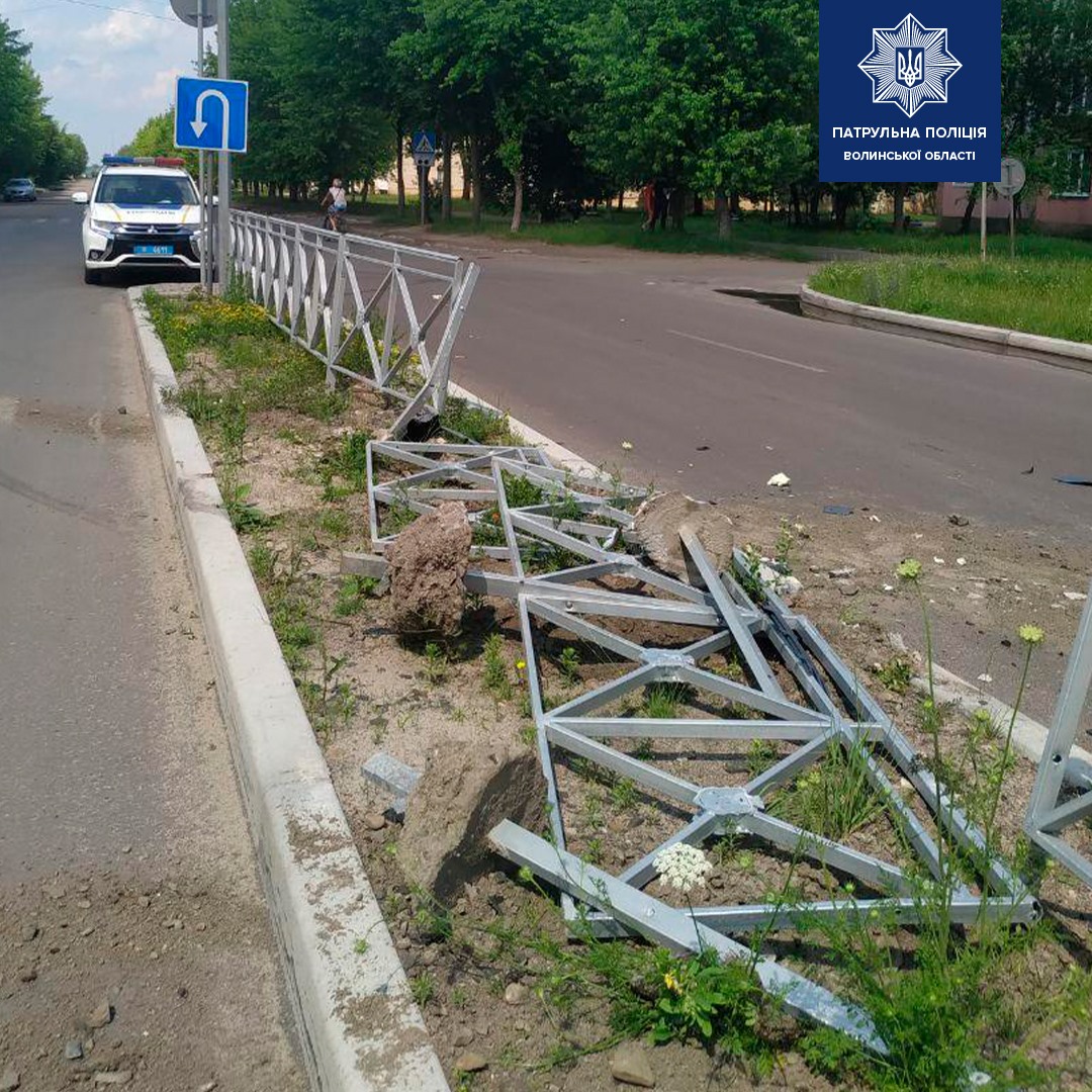 У Ковелі водій зніс половину паркану