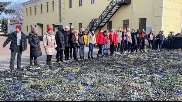 Мешканці Ковельської громади плетуть маскувальні сітки для військових. ФОТО