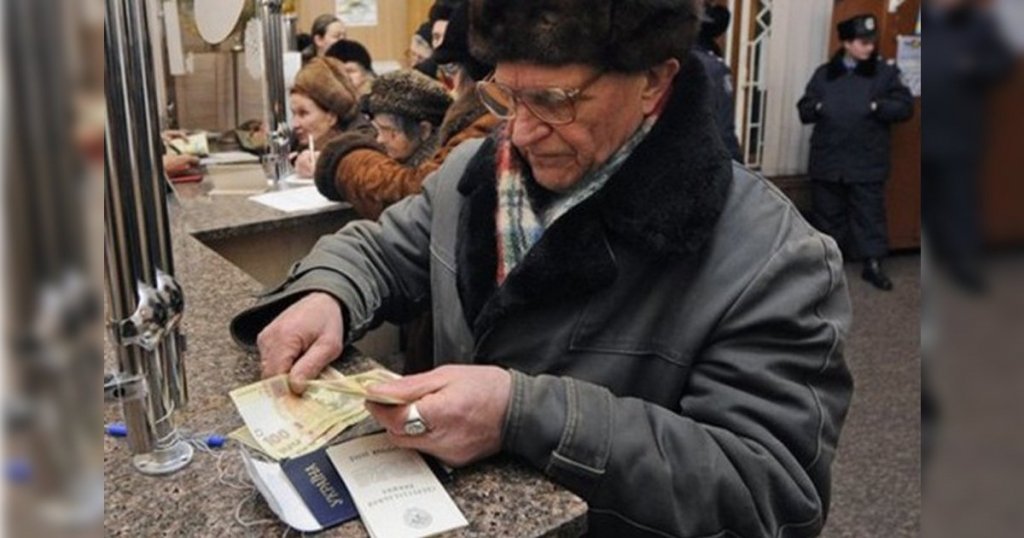 Пенсія за вислугу років та додаткова “п’ятірка”: які зміни готує українцям новий закон