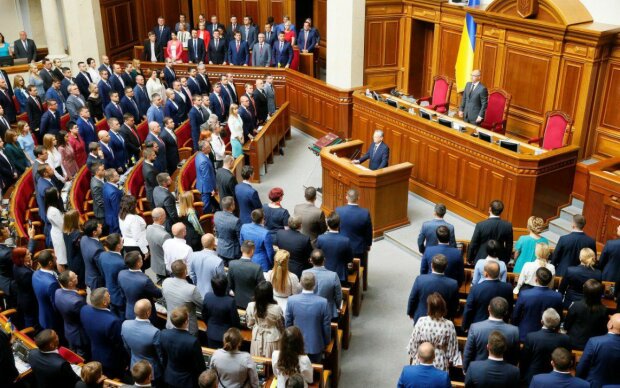 Головне за день: розкіш у Раді, українці втратять пенсії та субсидії, Путін про обмін полоненими та масштабний збій у Apple