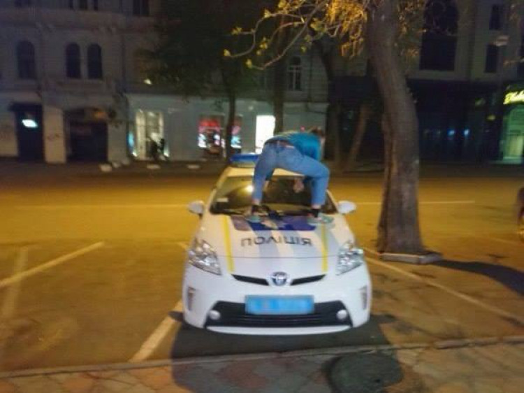 У Ковелі чоловік вискочив на автомобіль, щоб втекти від поліції