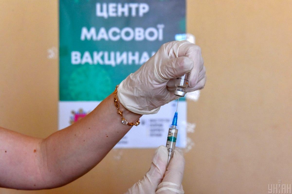 Україна вводить бустерну дозу вакцини проти COVID-19 для людей віком 60+
