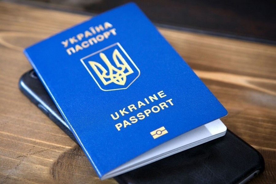 Українці можуть отримати паспорти, перебуваючи за кордоном